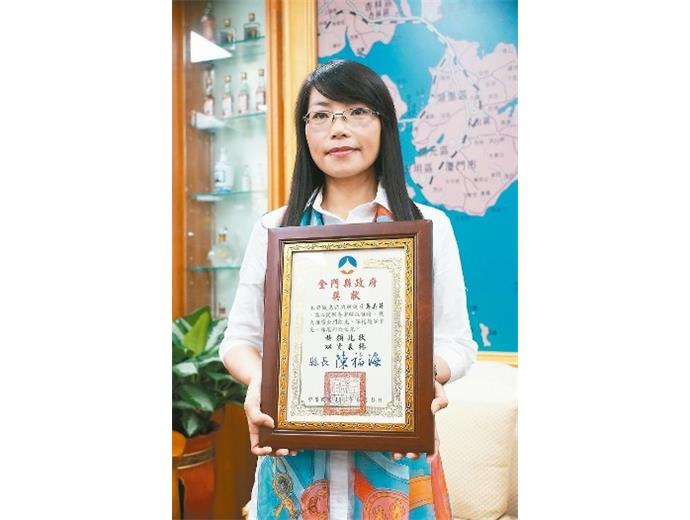 導遊20年 旅客當親人 獲服務獎