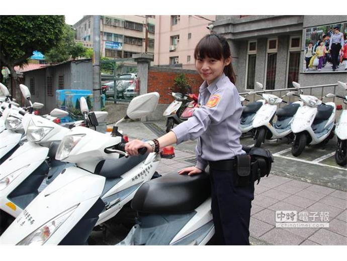 以父親為榜樣 正妹放棄教職考警察